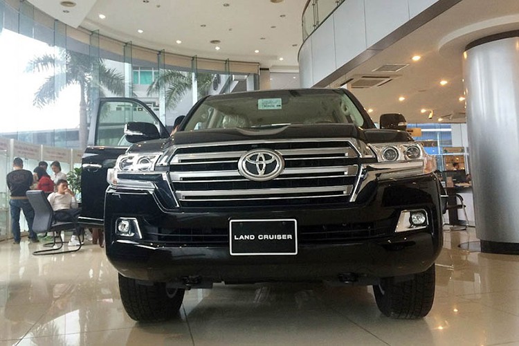 Phiên bản nhập khẩu của mẫu  xe Toyota Land Cruiser 2019 chính hãng trong bài viết này được nhập về từ thị trường Nhật Bản, xe không có thay đổi đáng kể về trang bị. Trong khi đó, Toyota Việt Nam (TMV) đã gỡ mẫu Land Cruiser VX ra khỏi danh mục sản phẩm trên trang chủ.