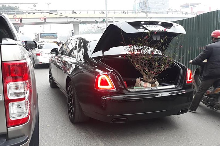 Hình ảnh dùng chiếc  xe siêu sang Rolls-Royce Ghost làm xe chở đào rất hiếm gặp. Chính vì vậy, hình ảnh mới này tại Hà Nội đã nhanh chóng lan truyền chóng mặt trên mạng xã hội. Những bức ảnh chụp lại cho thấy, hoa đào được để hẳn trong cốp xe của Rolls-Royce Ghost và tránh làm các cành đào bị gãy, chủ nhân đã mở hẳn cốp đuôi xe khi di chuyển.