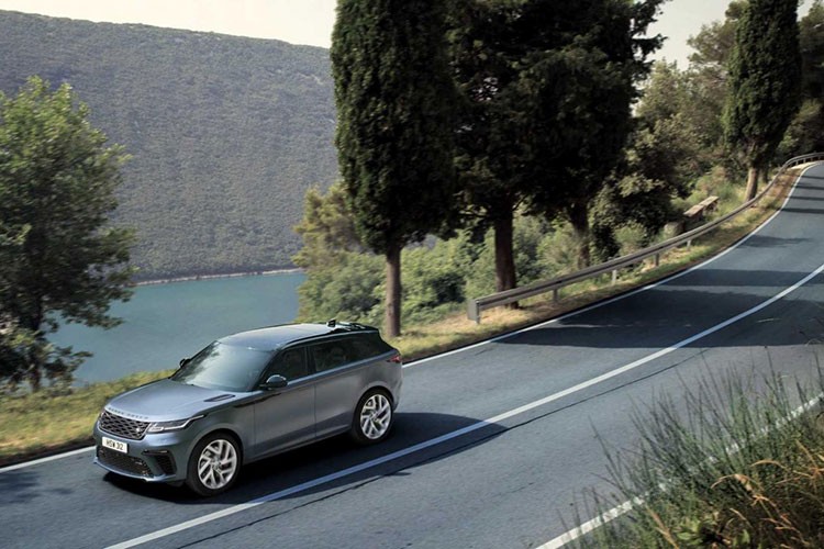 Trong thời gian qua, cánh săn ảnh liên tục bắt gặp một chiếc Range Rover Velar "lạ hoắc" trên đường thử. Ban đầu, nhiều người tưởng rằng đây là phiên bản SVR hiệu suất cao của dòng  SUV hạng sang Range Rover Velar. Tuy nhiên, hóa ra đây chính là Range Rover Velar SVAutobiography Dynamic Edition 2019.