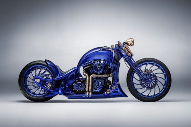 Sau hơn một năm để hoàn thiện bản thiết kế, thời gian để hoàn thành bản độ  Harley-Davidson Blue Edition Bucherer siêu khủng này là 105 ngày, có tất cả 8 nghệ nhân đã cũng nhau tạo nên tác phẩm giá trị này bao gồm các thợ đồng hồ của Carl F. Bucherer, các thợ kim hoàn của Bucherer Fine Jewellery và các chuyên gia về xe của Bundnerbike.