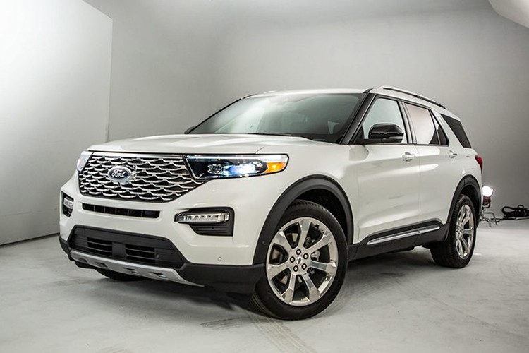 Mẫu  xe Ford Explorer 2020 thế hệ mới có một số thay đổi về phiên bản, trong đó bổ sung thêm phiên bản Hybrid mới và phiên bản hiệu năng cao ST nhằm thay thế cho phiên bản Sport cũ, sự thay đổi này khiến mức giá phiên bản thể thao nhất của dòng Ford Explorer tăng vọt lên tới 8.115 USD (khoảng hơn 18 triệu đồng).