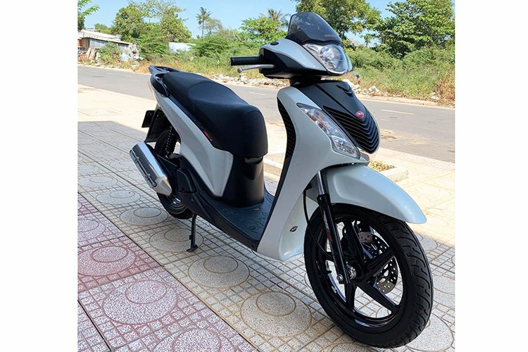 Chiếc  xe ga Honda SH 150i nhập khẩu Italy đời 2012 mang biển kiểm soát "ngũ quý 9" mới đây được một người chuyên sưu tầm xe độc, rao bán trên mạng xã hội đã khiến nhiều người phải giật mình bởi mức giá. Cụ thể chủ nhân của chiếc xe này "thét giá" bán lên đến 1,2 tỷ đồng.