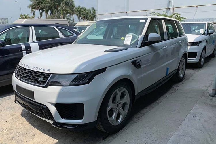 Mẫu  xe Range Rover Sport 2019 đã chính thức trình làng từ hồi tháng 7 năm ngoái. Mãi đến nay, dòng SUV hạng sang này mới được đưa về Việt Nam. Tuy nhiên, nếu muốn sở hữu Range Rover Sport 2019 chính hãng, khách hàng sẽ không được nhận xe ngay mà phải đặt mua và chờ đợi.