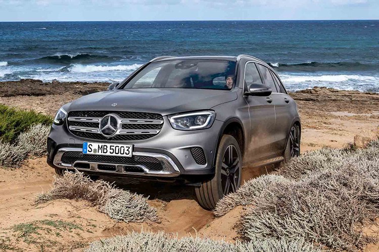 Phiên bản nâng cấp của dòng SUV hạng sang bán chạy  Mercedes-Benz GLC 2020 mới sẽ chính thức trình làng trong triển lãm Ô tô Geneva 2019 diễn ra vào tháng sau. Tuy nhiên, trước thời điểm sự kiện này khai mạc, những hình ảnh và thông tin của GLC 2020 đã được hé lộ.