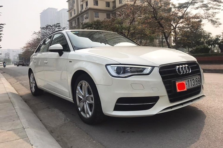 Chiếc  xe sang Audi A3 Sportback S line này hiện đang được rao bán trên một diễn đạn mua bán xe cũ với giá chỉ hơn 800 triệu đồng. Vào năm 2014, xe chính hãng có giá khởi điểm từ 1,2 tỷ đồng. Phiên bản với gói S line sẽ đắt tiền hơn. Bên cạnh đó, Audi A3 Sportback phiên bản thể thao đang có mức giá khoảng hơn 1,5 tỷ đồng.