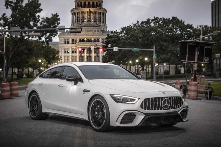 Cụ thể  giá xe Mercedes-AMG GT 53 4-Door Coupe khởi điểm từ 99.000 USD (khoảng 2,29 tỷ đồng), chưa gồm phí giao hàng 995 USD (khoảng 2,3 triệu đồng). GT 53 là phiên bản giá tốt nhất của dòng AMG GT Coupe - cạnh tranh với Porsche Panamera Turbo và Audi RS7 Sportback.