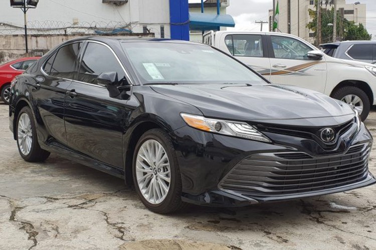 Mẫu  xe Toyota Camry 2019 thế hệ thứ 8 mới được một showroom ôtô nhập khẩu tại Việt Nam đưa về từng được giới thiệu tới toàn cầu vào năm 2017, xe có những thay đổi về thiết kế và mang hơi hướng hiện đại.