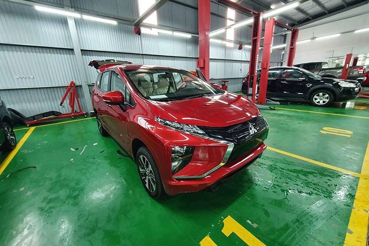 Theo đó, những hình ảnh về chiếc  MPV giá rẻ Mitsubishi Xpander với ngoại thất màu đỏ đang thu hút sự chú ý đông đảo của người tiêu dùng. Nhiều khả năng đây là màu sơn chính hãng do Mitsubishi sản xuất tại nhà máy ở Indonesia rồi nhập khẩu chính hãng về nước chứ không phải một sản phẩm do một garage tư nhân nào tự làm.