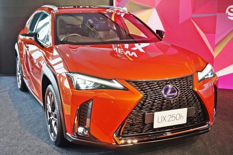 Mẫu  xe Lexus UX 2019 mới lần đầu tiên được giới thiệu với khách hàng Đông Nam Á tại triển lãm xe quốc tế Gaikindo Indonesia 2018 diễn ra vào tháng 8 năm ngoái. Tuy nhiên, Thái Lan mới là thị trường Đông Nam Á đầu tiên mà Lexus UX 2019 được bày bán chính thức.