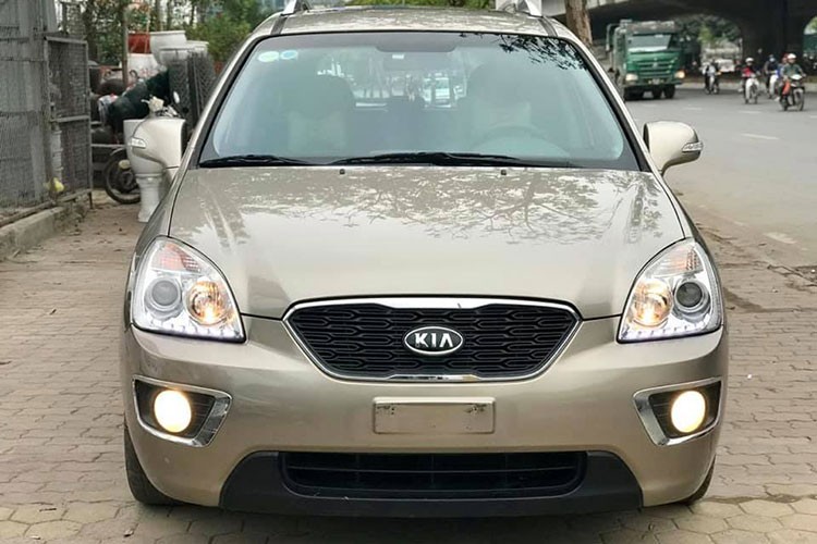 Mẫu xe  Kia Carens 7 chỗ ngồi từng được xem là đối thủ của Toyota Innova, đã ngừng bán ở Việt Nam từ tháng 10/2016 để thay thế bằng "đàn em" Rondo. Tuy nhiên theo nhu cầu sư dụng và yêu thích, nhiều khách hàng hiện vẫn tìm kiếm Carens theo dạng qua sử dụng bởi mức giá hợp lý cùng sự tiện dụng cho cả gia đình.