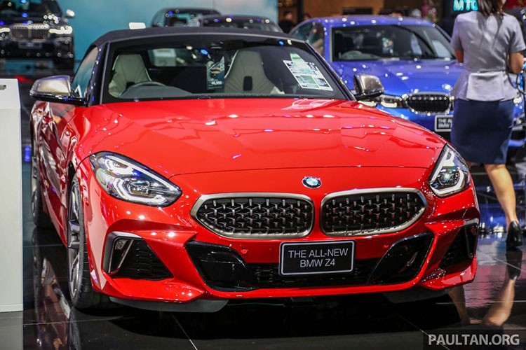  BMW Z4 thế hệ mới vừa được giới thiệu tại Bangkok Motor Show 2019. Điều trùng hợp là Toyota GR Supra 2019 - mẫu xe dùng chung cơ sở gầm bệ và động cơ của BMW Z4 thế hệ mới - cũng được trưng bày trong triển lãm lần này. Xe được phân phối theo hai biến thể: sDrive 30i trong cấu hình M Sport và M40i.