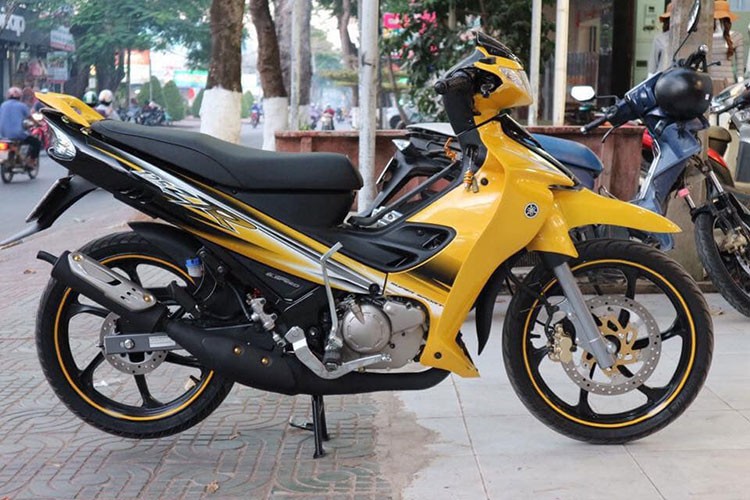 Mẫu  xe máy Yamaha Z125 côn tay, hay còn được đặt với cái tên là "Ya cá mập" theo cách gọi của dân chơi xe máy Việt. Yamaha 125ZR dù đã ra mắt gần 20 năm tại Đông Nam Á nhưng tới nay vẫn rất được dân chơi ưa chuộng. Thành công của nó có được chính là nhờ vào động cơ 2 kỳ mạnh mẽ và kiểu dáng sắc sảo, ấn tượng.