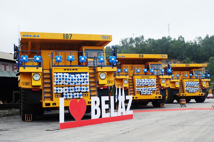 Mẫu  xe tải khủng BelAZ-75131 tự đổ, có tải trọng 130 tấn vừa xuát hiện tại Quảng Ninh. Đây là hợp tác giữa Tập đoàn Vinacomin và Công ty TNHH BelAZ Invest (Belarus) về việc cung cấp xe tải tự đổ BelAZ bắt đầu từ năm 2018. Sau khi hoàn thành các thủ tục nhập xe các kỹ sư của nhà máy BelAZ kết hợp với Tập đoàn Vinacomin đã thực hiện các công việc lắp ráp và vận hành chạy thử trong thời gian 1 tháng.