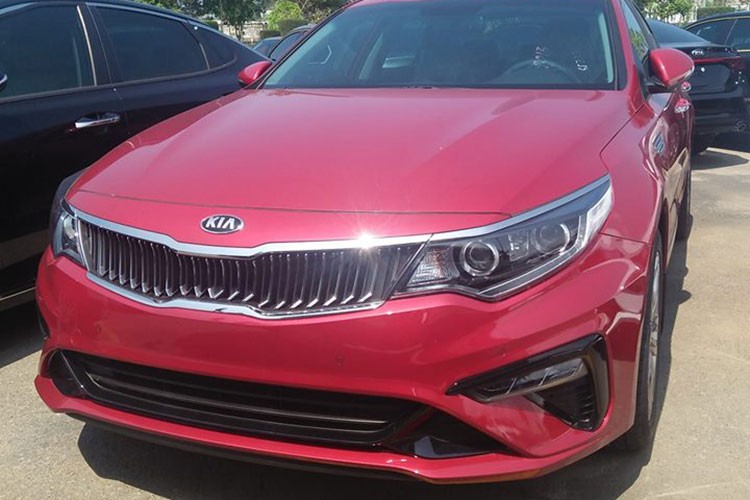 Mới đây, những hình ảnh của mẫu  xe Kia Optima 2019 bản nâng cấp giữa vòng đời (facelift) tại Việt Nam đã tiếp tục được chia sẻ trên mạng. Những hình ảnh này chụp hàng loạt chiếc Kia Optima mới hiện đang nằm tại nơi được cho là kho của nhà máy. Như vậy, có thể dự đoán ngày ra mắt Việt Nam của mẫu sedan hạng D này đang đến rất gần.