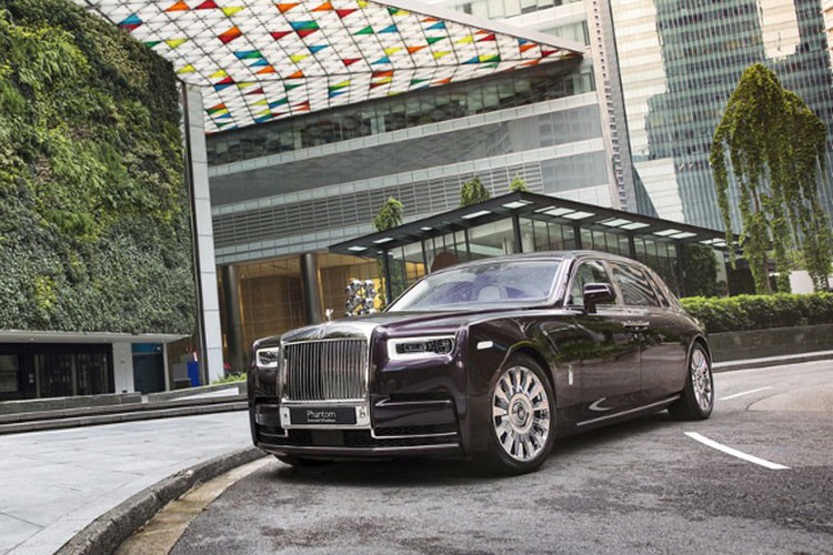 Những chiếc  xe siêu sang Rolls-Royce từ lâu đã trở thành định nghĩa về sự sang trọng và xa xỉ. Nhưng hãng xe Anh quốc vẫn chưa muốn dừng lại ở mức sang trọng, đó là lí do Rolls-Royce vừa bổ sung thêm một tùy chọn cá nhân mới trên chiếc Phantom VIII.