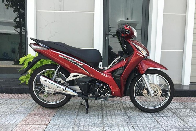 Mới đây, một công ty nhập khẩu tư nhân ở Bình Dương đã đem về lô hàng  xe máy Honda Wave 125i nhập từ thị trường Thái Lan gây chú ý lớn. Đáng chú ý, mẫu xe máy phổ thông này có thiết kế khác biệt so với những chiếc xe số phổ thông Wave được lắp ráp và đang bán ra tại Việt Nam.