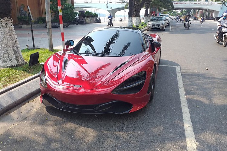 Mới đây  siêu xe McLaren 720S đầu tiên tại Việt Nam bất ngờ xuất hiện Đà thành chuẩn bị nghỉ lễ 30/4 và 1/5. Đây là lần thứ 2 siêu phẩm McLaren 720S màu đỏ Memphis này xuất hiện tại thành phố Đà Nẵng.