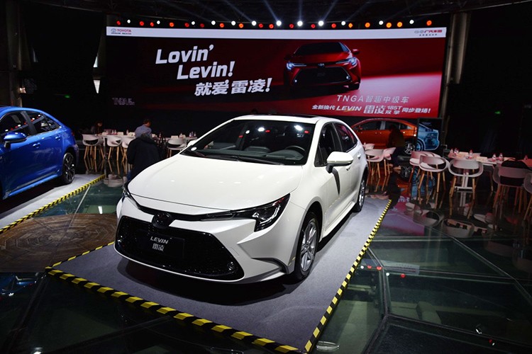 Vào tháng 11 năm ngoái, Toyota đã vén màn Levin 2019 - phiên bản thể thao hơn của Corolla Altis thế hệ mới. Tuy nhiên, vào thời điểm đó, hãng Toyota chỉ giới thiệu Levin 2019 phiên bản hybrid. Mãi đến triển lãm Ô tô Thượng Hải 2019 vừa qua, hãng mới trình làng  Toyota Levin 2019 mới phiên bản máy xăng thông thường.