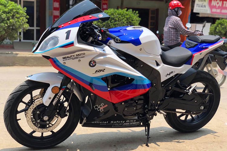 Mới đây, một người chơi xe tại Lạng Sơn vừa đăng bài bán một chiếc  BMW S1000RR siêu rẻ trên mạng xã hội với giá chỉ 30 triệu đồng và thu hút được nhiều bình luận quan tâm. Trên thực tế, chiếc xe được rao bán là một mẫu môtô Trung Quốc sao chép kiểu dáng và ngoại hình của siêu môtô BMW S1000RR.