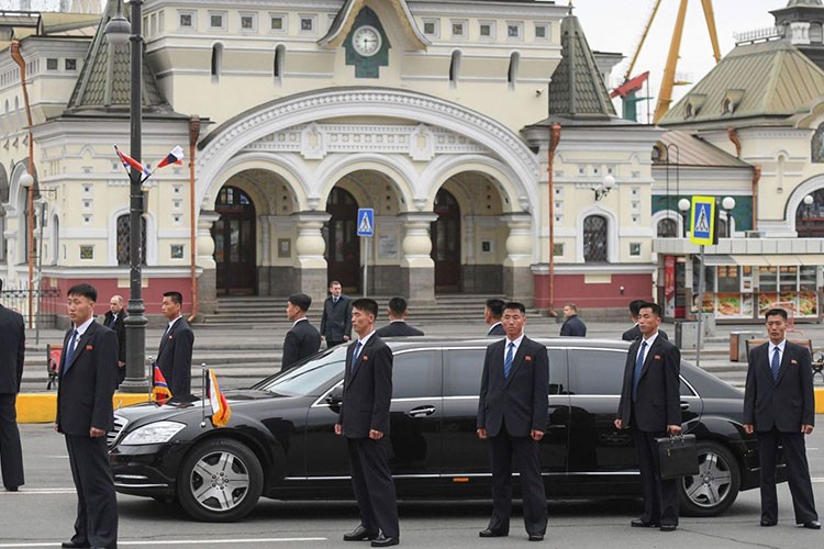 Thời gian vừa qua, nhà lãnh đạo Triều Tiên Kim Jong Un đã thường xuyên đến các sự kiện quốc tế phần lớn đều là limousine bọc thép chống đạn mang thương hiệu Mercedes-Benz. Khi đến Nga để tham gia cuộc gặp thượng đỉnh với Tổng thống Vladimir Putin, ông Kim đã mang theo  xe bọc thép Mercedes-Maybach S600 Pullman Guard và Maybach 62S.