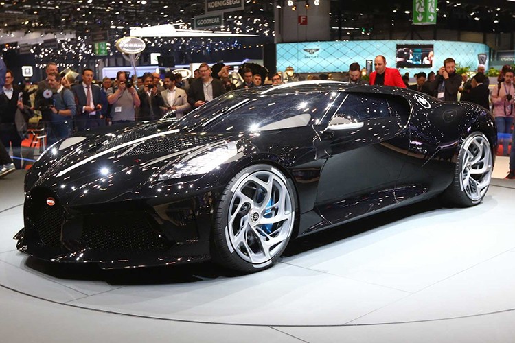  Bugatti La Voiture Noire mới là chiếc siêu xe có một không hai đã lần đầu tiên trình làng trong triển lãm Ô tô Geneva 2019 diễn ra vào tháng 3 năm nay. Ngoài ra, hãng siêu xe Bugatti cũng xác nhận thông tin về việc chiếc La Voiture Noire đã có chủ dù sở hữu mức giá "không tưởng". Tuy nhiên, hãng đã không tiết lộ danh tính của chủ nhân chiếc xe này.