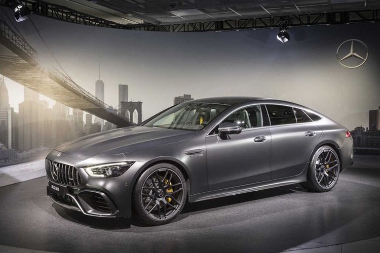 Cụ thể  giá xe Mercedes-AMG GT 4-Door Coupe tại Malaysia được phân phối tổng cộng 03 phiên bản bao gồm: 63 S 4Matic có giá 1.798.888 RM (khoảng 10,1 tỷ đồng), 53 4Matic có giá từ 1.298.888 RM (khoảng 7,2 tỷ đồng) và 43 4Matic có giá từ 1.098.888 RM (khoảng 6,17 tỷ đồng).