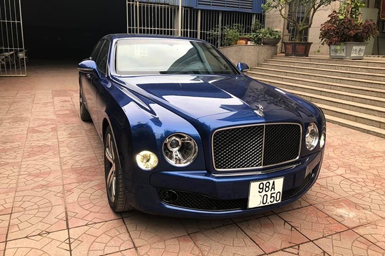 Bentley Mulsanne Speed luôn được khá nhiều đại gia tại Việt Nam yêu thích và đưa về sử dụng. Chiếc xe trong bài thuộc đời 2016, đăng ký 2019 và thuộc sở hữu của một đại gia tại Bắc Giang. Đây là bản cao cấp nhất của dòng  xe siêu sang Bentley Mulsanne Speed, đặc biệt ngoại thất của xe ấn tượng với màu xanh sáng bóng và còn nguyên bản gần như mới.