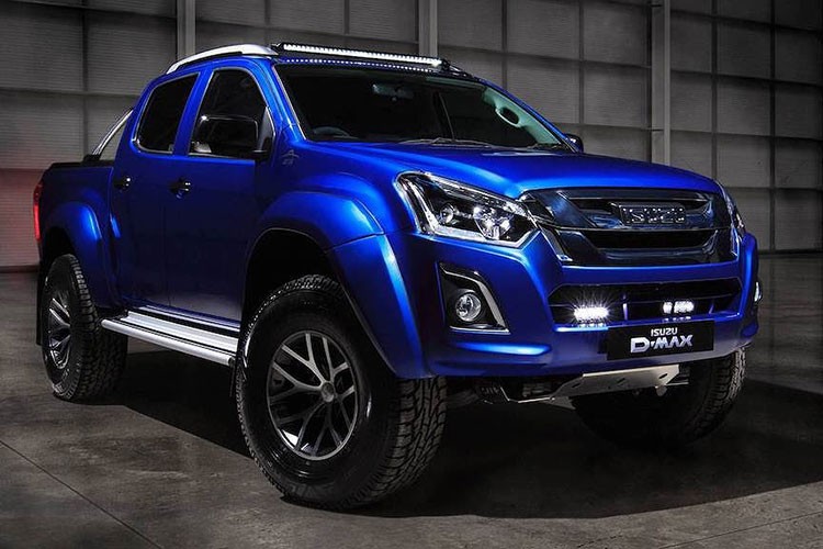 Ra mắt tại triển lãm xe thương mại tổ chức ở Birmingham, Anh Quốc,  bán tải Isuzu D-Max Safir là sản phẩm hợp tác giữa Isuzu và hãng nâng cấp xe offroad tới từ Ai-len Arctic Trucks. Như vậy, đây là lần thứ 2 Arctic Trucks phát triển cho Isuzu một mẫu bán tải đặc biệt, khi cách đây 2 năm liên minh này đã từng bắt tay nhau để tạo ra chiếc D-Max AT35.