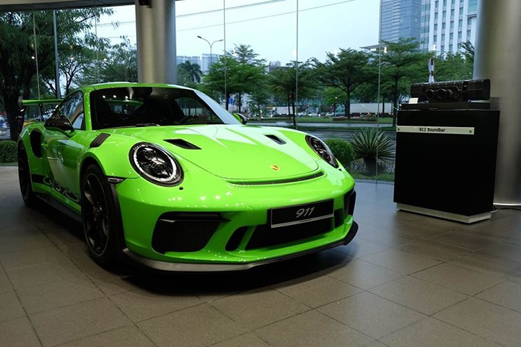 Sau hai chiếc  siêu xe Porsche 911 GT3 RS đời 2019 về nước trước đó mang màu sơn vàng Racing và xanh Miami, mới đây chiếc Porsche 911 GT3 RS đời 2019 thứ 3 có màu sơn xanh cốm nổi bật Lizard Green rất độc đáo và nổi bật cũng đã bất ngờ được trưng bày tại địa lý chính hãng của hãng xe Đức Việt Nam.