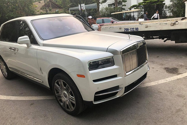 Vào trưa hôm nay 20/5, mẫu SUV đầu tiên của hãng siêu sang Anh Quốc -  Rolls-Royce Cullinan mới đã chính thức về tới Việt Nam và đã được thông qua tại cảng Hải Phòng, sau đó đưa về Hà Nội. Theo tìm hiểu, chiếc Rolls-Royce Cullinan thứ hai cũng đang trên đường về nước và sẽ sớm xuất hiện trong những ngày tới.