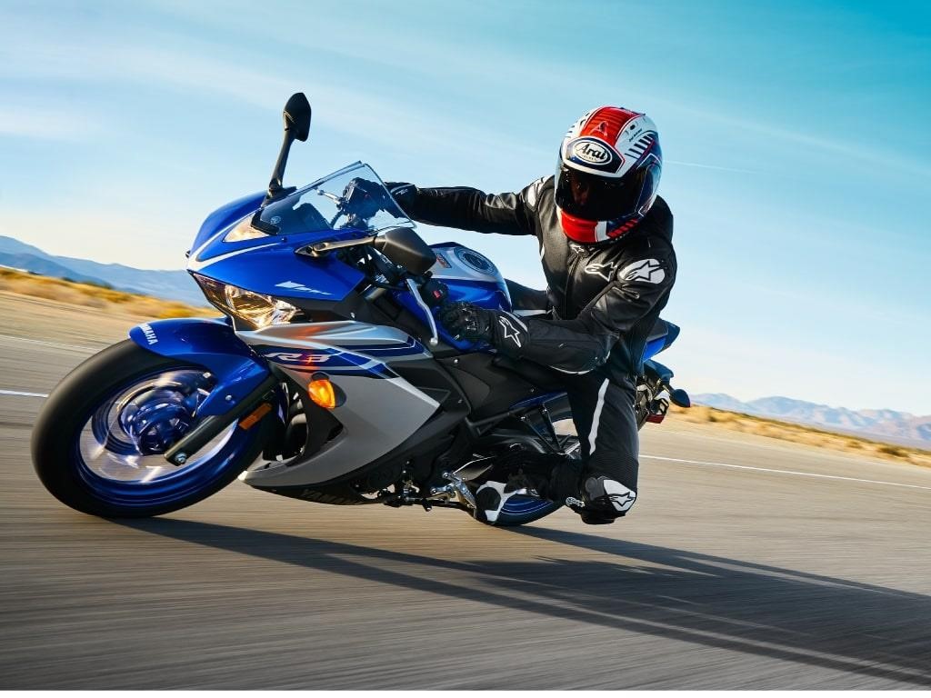  Yamaha YZF-R3 - 139 triệu đồng: Mẫu  xe môtô tầm trung có kiểu dáng sport city này được Yamaha Vệt Nam mang về lần đầu tiên vào năm 2016. Xe sử dụng khối động cơ 321 cc 2 xy lanh cho công suất 41,4 mã lực và momen xoắn cực đại đạt 29,6 Nm. YZF-R3 không được trang bị những công nghệ hiện đại như chống bó cứng phanh ABS, bóng đèn vẫn là dạng halogen phổ thông. Ảnh: Yamaha.