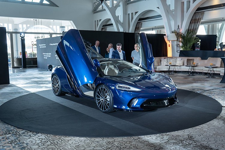  Siêu xe McLaren GT mới vừa chính thức ra mắt thị trường thế giới vào giữa tháng 5/2019 vừa qua, chỉ 2 tuần sau đó, chiếc xe này đáp chuyến bay đặc biệt đến thị trường châu Á để trình làng với giới nhà giàu tại đây.