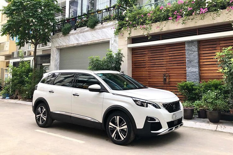 Tại Việt Nam, với giá bán và thiết kế của mình, mẫu  xe Peugeot 5008 mới sẽ cạnh tranh trực tiếp với Toyota Fortuner, Mitsubishi Pajero Sport,... Xe được tập đoàn Trường Hải lắp ráp trong nước thay vì nhập khẩu nguyên chiếc như trước đây. Mẫu xe này xuất hiện khá ít trên thị trường xe cũ, nhưng mới đây một chủ xe đã rao bán tại Quảng Bình.