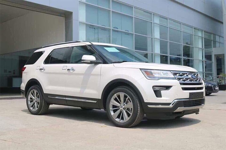 Trong tháng 6/2019 này  giá xe Ford giảm mạnh hàng loạt tại các đại lý. Đáng chú ý là mẫu Ford Explorer giảm tới 150 triệu đồng, đây là mức giảm giá cao nhất trong dải sản phẩm của Ford trong tháng 6 này. Theo nhân viên đại lý tiết lộ, mức ưu đãi khủng này được áp dụng cho Explorer sản xuất năm 2018.