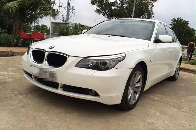 Cụ thể, chiếc  xe sang BMW 525i đời 2004 đã lăn bánh khoảng 15 năm này đang được chủ xe rao bán với giá 270 triệu, chưa thương lượng. Nghĩa là nếu người mua có ý nghiêm túc thì giá xe hoàn toàn có thể thấp hơn nữa. Đáng chú ý, giá này không bằng một chiếc Kia Morning mới.