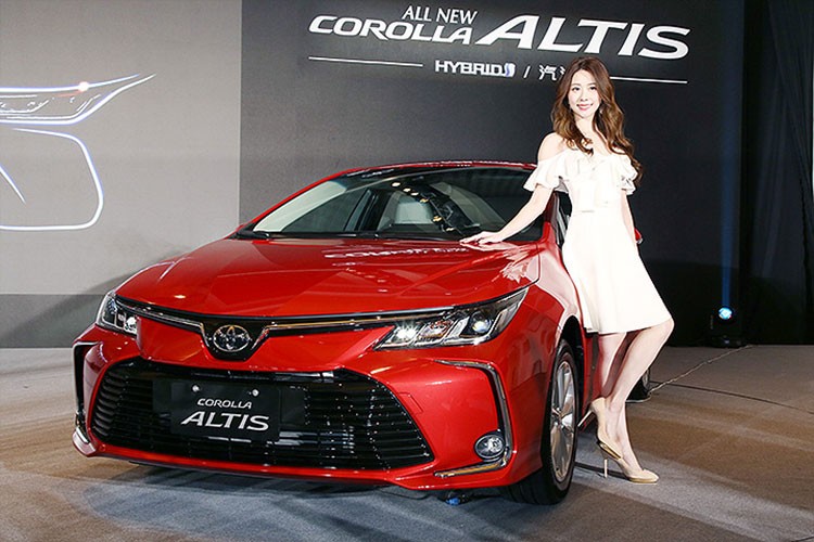  Toyota Corolla Altis 2019 mới hiện là một trong những mẫu ôtô được người yêu xe tại Đông Nam Á mong chờ nhất. Không để người yêu xe thất vọng, hãng Toyota đã lên kế hoạch giới thiệu chiếc xe sedan Corolla Altis thế hệ mới tại Thái Lan vào tháng 8 năm nay, ít nhất là theo nguồn tin từ tạp chí Headlightmag.