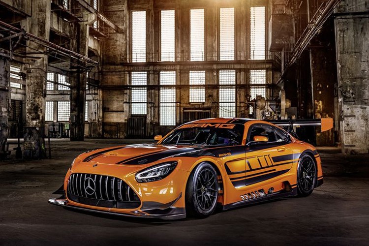 Về diện mạo, mẫu  xe đua Mercedes-AMG GT3 2019 trông hung dữ hơn hẳn với cản trước tinh chỉnh, các vây mới, đèn pha mới, bộ chia trước hầm hộ và cánh gió sau khổng lồ có thể điều chỉnh nhanh hơn.