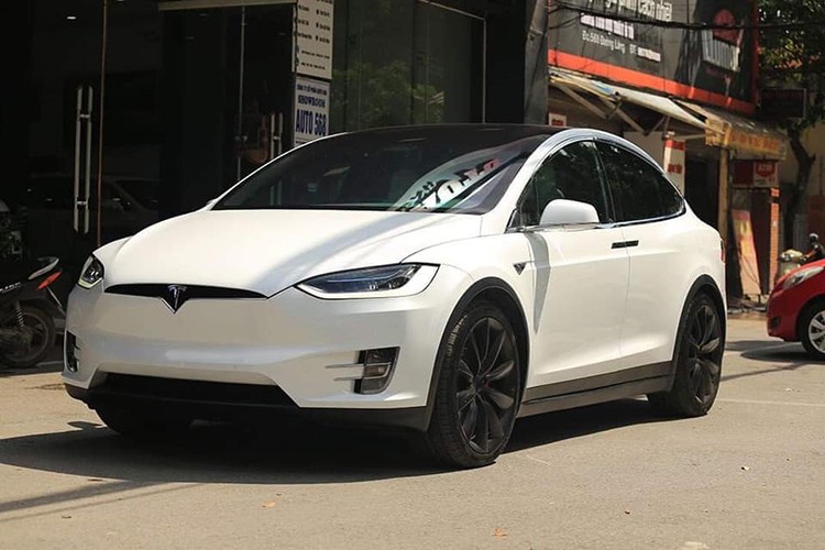 Chiếc  xe ôtô điện Tesla Model X P100D trong bài viết này được chào bán tại Hà Nội là chiếc thứ 5 từng về Việt Nam vào 10/2018. Chỉ sau chưa đầy một năm sử dụng nó đã được chủ nhân cho lên sàn xe cũ sau khi lăn bánh khaongr 7000km, như vậy xe vẫn còn khá mới và nguyên bản.