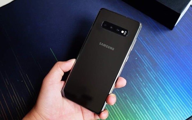 Đầu tiên trong  loạt smartphone giảm giá là chiếc Galaxy S10 Plus phiên bản gốm chính hãng đang được giảm 10 triệu đồng, còn 24 triệu đồng. Chương trình được áp dụng tại một hệ thống lớn. So với bản thường, Galaxy S10 Plus gốm mang đến cảm giác cao cấp hơn khi cầm nắm. Máy còn được trang bị dung lượng RAM 12 GB và bộ nhớ 1 TB. Các thông số còn lại vẫn giống như Galaxy S10 Plus bản thường.