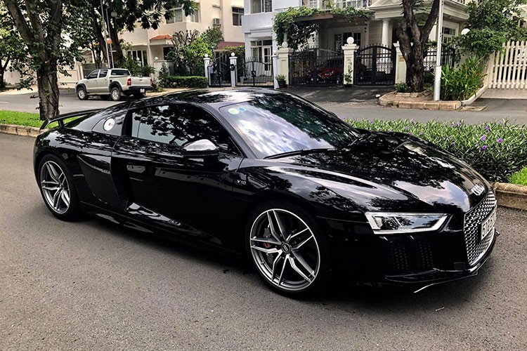 Mới đây, một chiếc  siêu xe Audi R8 V10 Plus đăng ký năm 2018 đã được chủ nhân chào bán tịa TP HCM. Xe sở hữu ngoại thất màu đen bóng và theo quan sát còn khá mới. Đáng chú ý, xe mới chỉ lăn bánh khoảng 12 nghìn km với các chi tiết hiện còn nguyên bản.