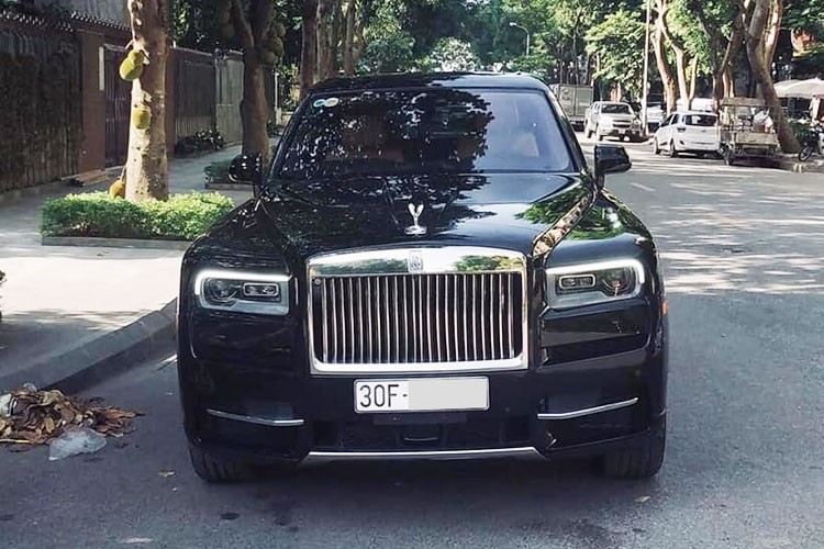 Đây là chiếc  SUV siêu sang Rolls-Royce Cullinan đầu tiên tại Việt Nam ra biển trắng. Những hình ảnh chụp lại chiếc SUV siêu sang Rolls-Royce Cullinan này đeo biển 30F mới được chia sẻ lên mạng xã hội trong sáng hôm nay, ngày 29/6/2019 nhận được nhiều lời chúc mừng và chia sẻ.