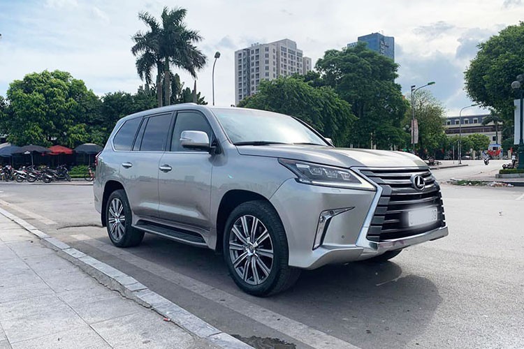 Phiên bản của mẫu  xe sang Lexus LX570 2016 được nâng cấp của thế hệ LX trước đó, xe vốn đã được bán từ năm 2017 và liên tục được cải tiến từ đó tới nay. Mới đây, một chiếc LX570 2016 được chủ nhân đưa lên sàn xe cũ với mức giá hơn 7 tỷ đồng sau hơn 2 năm sử dụng và con số lăn bánh được ấn định ở mức 28.000km.