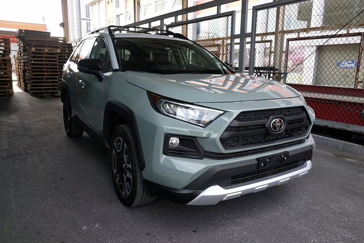  Toyota RAV4 hoàn toàn mới lần đầu tiên trình làng trong triển lãm Ô tô New York 2018 diễn ra vào tháng 3 năm ngoái. Sau hơn 1 năm, mẫu crossover cỡ C này đã bất ngờ đặt chân đến Việt Nam dưới dạng nhập khẩu tư nhân.