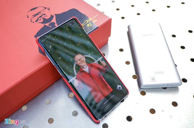 Samsung Galaxy S10+ Park Hang-seo Limited Edition (24 triệu đồng) - Đây là phiên bản giới hạn dành cho người hâm mộ bóng đá được thiết kế độc quyền cho thị trường Việt Nam. Bộ sản phẩm bao gồm  điện thoại Samsung Galaxy S10+, ốp lưng có hình ảnh và chữ ký của HLV Park Hang-seo cùng pin sạc dự phòng dung lượng 10.000 mAh. Máy cũng được trang bị giao diện hoàn toàn mới. Bộ icon, thanh thông báo, các ứng dụng mặc định của Galaxy S10+ đều được chuyển đổi thành thiết kế đặc trưng.