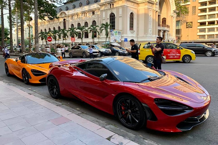 Các đại gia Việt hiện đang sở hữu đến năm chiếc  siêu xe McLaren 720S bao gồm mang các màu sơn cam (2 chiếc), đỏ Memphis (2 chiếc) và trắng Glacier nay đã được dán lại thành màu đen nhám. Tuy nhiên, rất hiếm khi những người sở hữu xe McLaren 720S có dịp tụ tập cùng nhau.