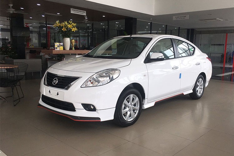 Nissan Sunny là mẫu  xe sedan giá rẻ hạng B được nâng cấp và ra mắt hồi cuối năm ngoái tại triển lãm ôtô Việt Nam. Dù có sự điều chỉnh giá bán, tuy nhiên thiết kế không cân xứng và hài hòa khiến mẫu xe này mất điểm khá nhiều trước các khách hàng Việt Nam.