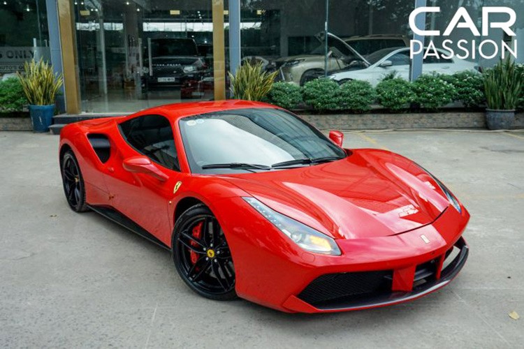 Sau thời gian hơn nửa năm chờ đợi, chiếc siêu xe  Ferrari 488 GTB của Tuấn Hưng đã chính thức tái xuất trên đường phố Việt Nam. Đây quả là một tin vui cho những yêu xe cũng như là fan hâm mô của nam ca sĩ “Tìm lại bầu trời”. Toàn bộ quá trình hồi sinh cho “siêu ngựa” được diễn ra tại một garage tại quận 7 ở TP HCM.