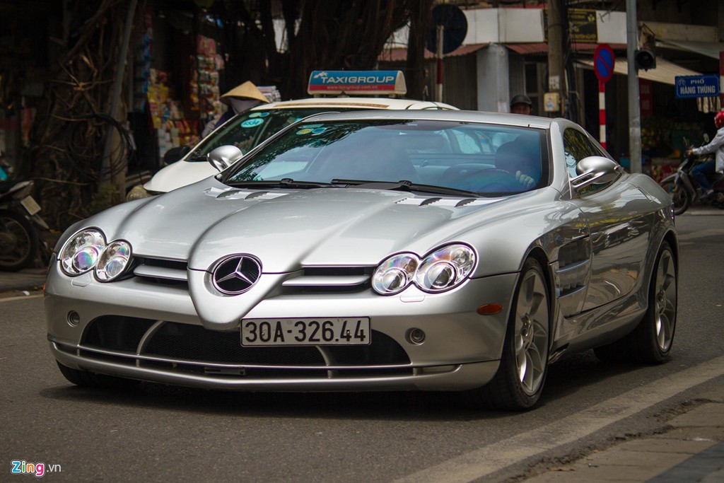 Cập bến Việt Nam từ tháng 7/2008, "mũi tên bạc"  siêu xe Mercedes-Benz SLR McLaren từng gây ra "cơn địa chấn" trong giới chơi xe ở thời điểm ấy. Sau 11 năm, thiết kế của siêu xe này vẫn còn gây ấn tượng và tình trạng xe vẫn còn khá mới.