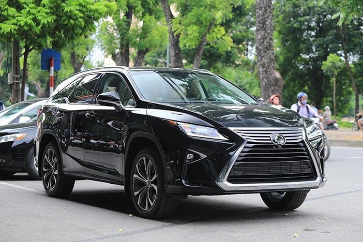 Chiếc  xe sang Lexus RX350L 2019 bất ngờ xuất hiện tại một salon ôtô tại Hà Nội, có màu xám đi kèm các trang bị tùy chọn cao cấp. Đây là mẫu xe RX350L phiên bản 6 chỗ ngồi đầu tiên về Việt Nam, trước đó chỉ có các phiên bản RX350 và RX200t được phân phối chính hãng.