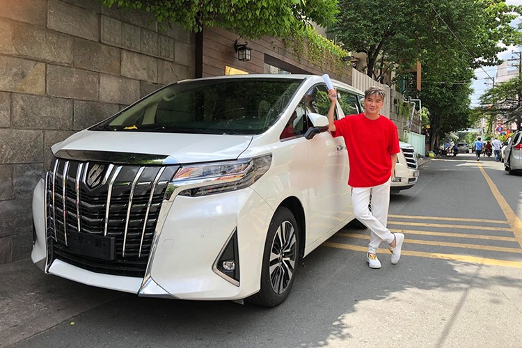 Ca sỹ Đàm Vĩnh Hưng lại gây choáng nhiều người khi tậu chiếc MPV hạng sang  Toyota Alphard 2019 mới đầy cá tính. Đây là mẫu xe phù hợp cho gia đình và tiện cho công việc di chuyển nhiều đến các tỉnh thành của anh chàng có biệt danh - Mr. Đàm.